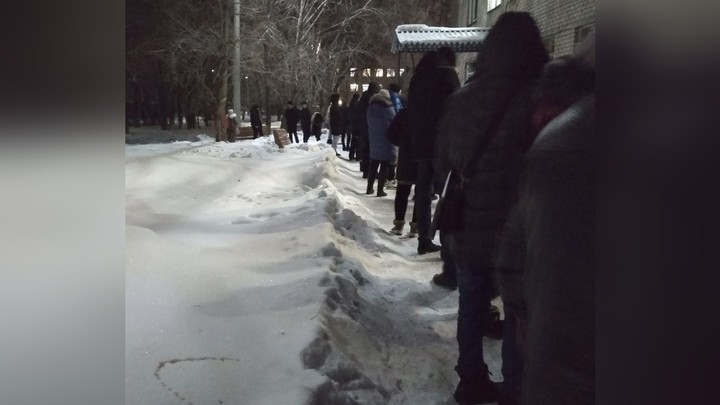 Чтобы получить справку для работы и на права, челябинцы занимают очередь с 5 утра