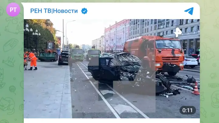 Машина превратилась в груду металла: видео из центра Москвы