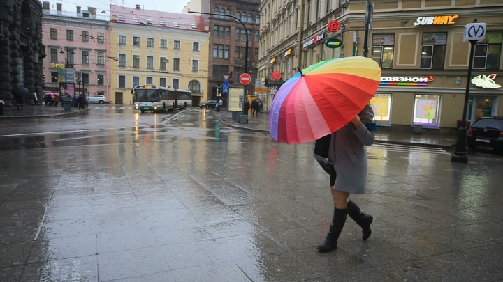 Петербург завершает рабочую неделю штормом и дождями