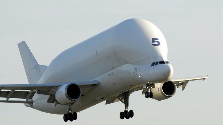 В аэропорту Новосибирска встретили гигантский самолёт Airbus Beluga с вертолётом на борту