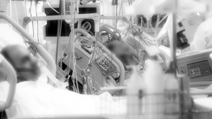 Спасите их!: Под стенами горящей больницы в Багдаде родные пациентов умоляют каждого - видео