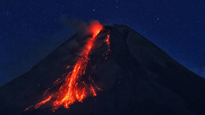 Люди спасаются бегством: Видео извержения вулкана в Индонезии