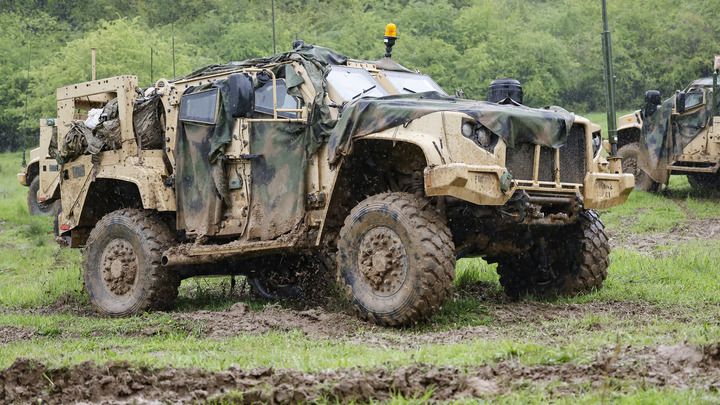 Минобороны опубликовало кадры броневика Oshkosh ВСУ, подорвавшегося на мине