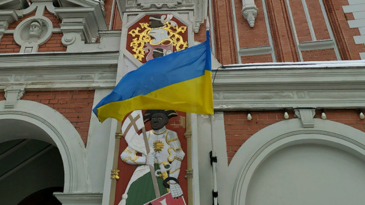 Украинская беженка пошла на крайние меры: Девушка публично разделась ради любви в Британии