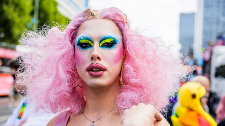 Оставьте наших детей в покое: В США родители первоклашек пинками выгнали толпу извращенцев