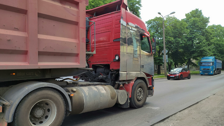 В Самаре грузовик не справился со световой опорой