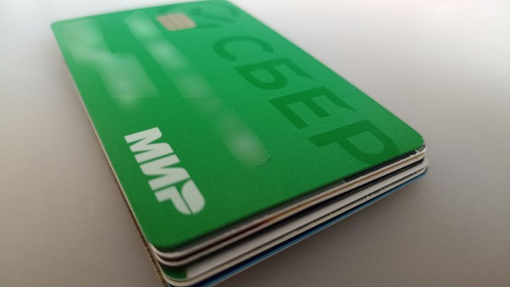 Финансист Дайнеко посоветовала не искать владельцев найденных банковских карт