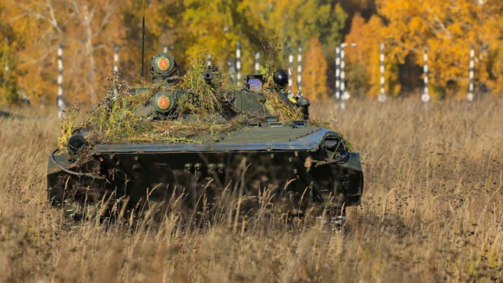 Пьяные боевики ВСУ въехали на БМП в цистерну с топливом. Взрыв был мощный