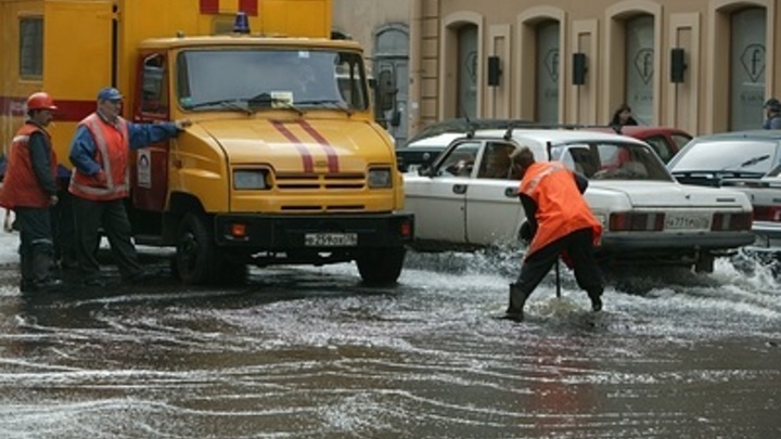 В Самаре затопило дороги из-за прорыва водопровода
