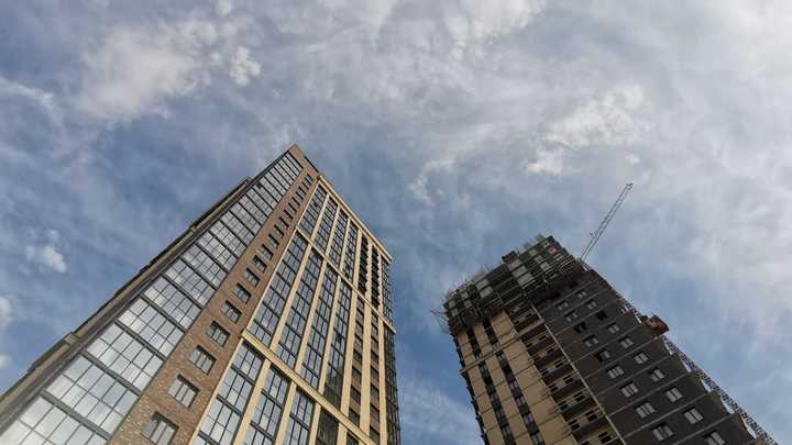 Пожарные спасли ребёнка с закрытого балкона многоэтажки в Новосибирске