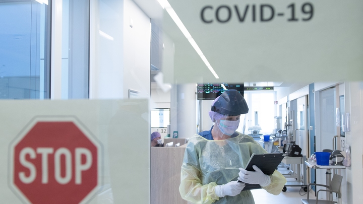 Учёные назвали тревожные симптомы COVID-19 перед привычными простудными