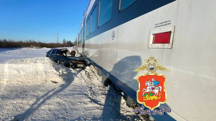 Электричка протаранила легковую машину в Подмосковье