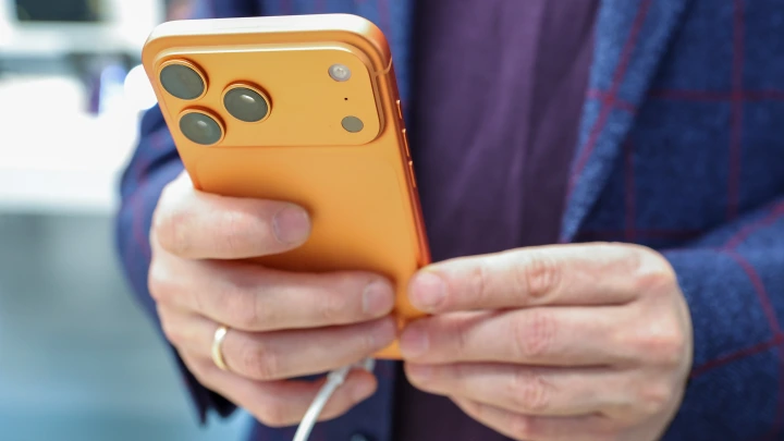 Apple начал бороться с царапинами на новых IPhone с помощью соли