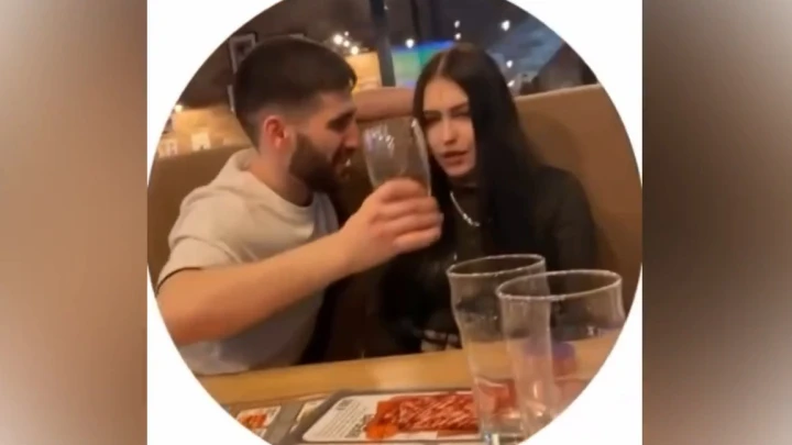 «Я просто нормально попросила»: девушка разбила бокал о голову пристававшего бородача. Ему пришлось извиняться