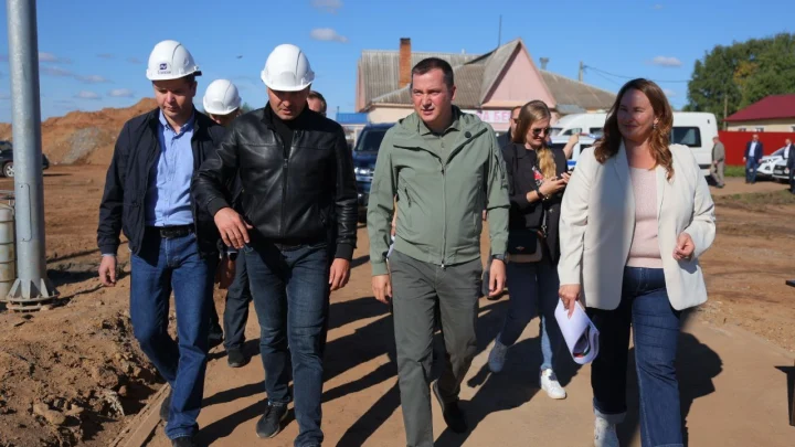 Губернатор в Карпогорах: модернизация инфраструктуры, поддержка образования и сохранение памяти