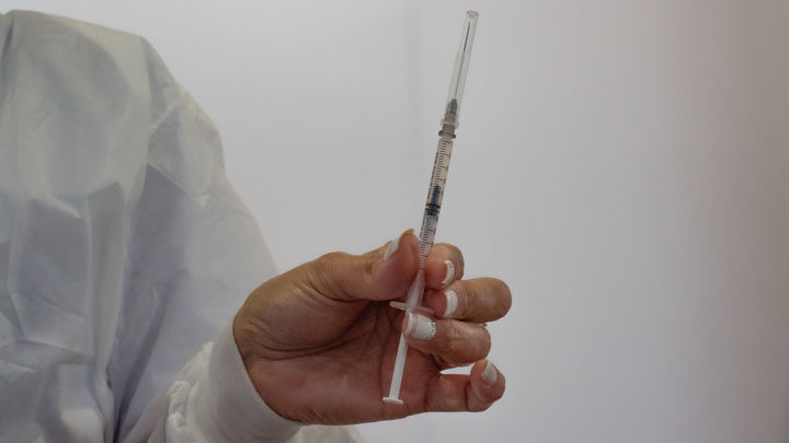 В Минздраве поставили точку в вопросе влияния вакцины на рождение детей