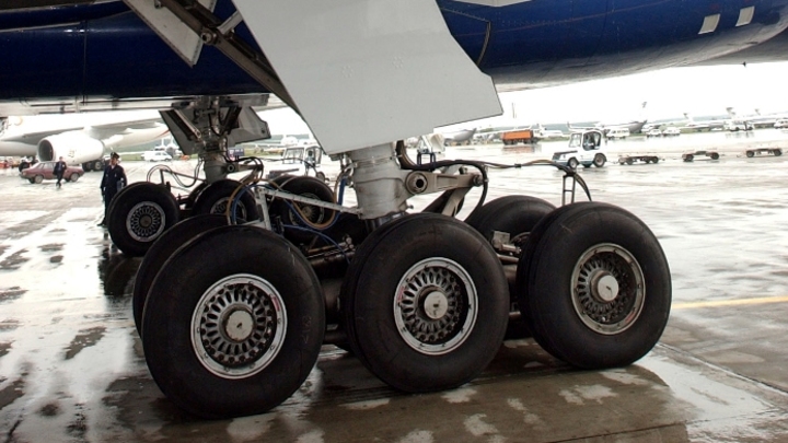 Во Франции в нише шасси самолета обнаружили живого мигранта с сильным переохлаждением