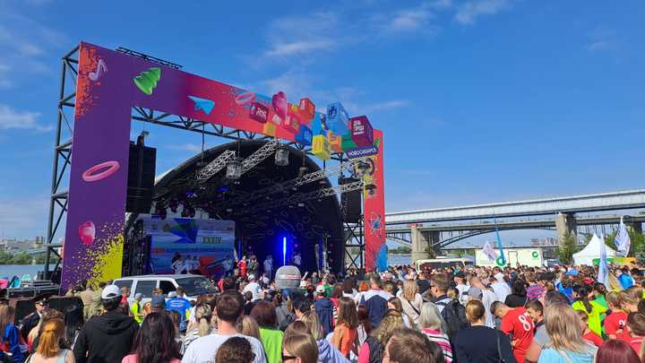 Сотни новосибирцев пришли сделать зарядку с олимпийскими чемпионами и космонавтом Анной Кикиной