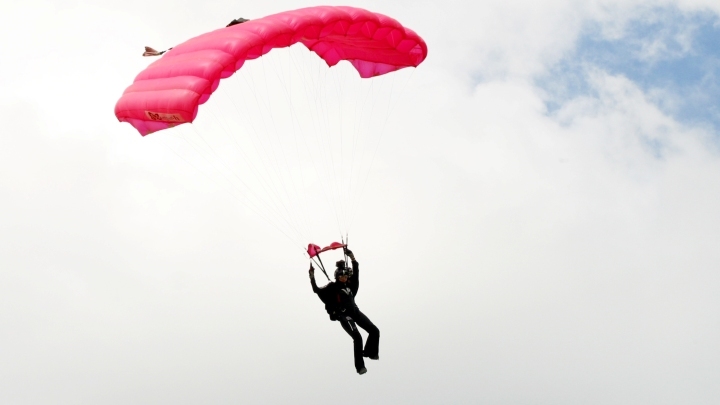 Очевидцы рассказали в соцсетях о разбившемся под Кемеровом парашютисте