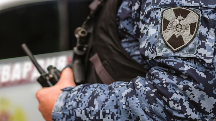 В Краснодаре мужчина избил знакомую и не давал врачам забрать её в больницу