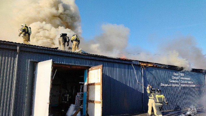 Крупный пожар в Челябинске: горело предприятие по производству евроокон