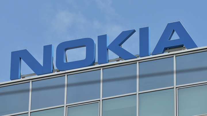 Финская компания Nokia представила кнопочный телефон из эпохи 90-х