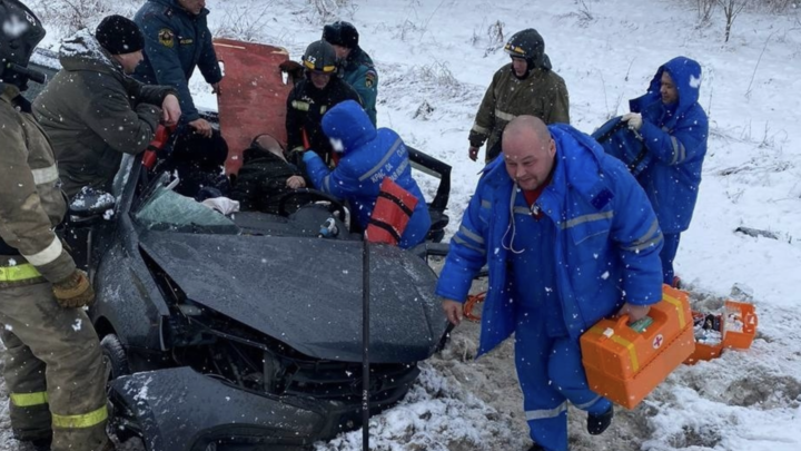 Стали известны подробности тройного ДТП под Челябинском, где водителя зажало в кабине