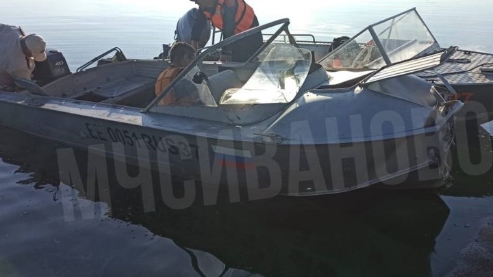 Моторная лодка врезалась в дом в районе Социалистической улицы в Кинешме