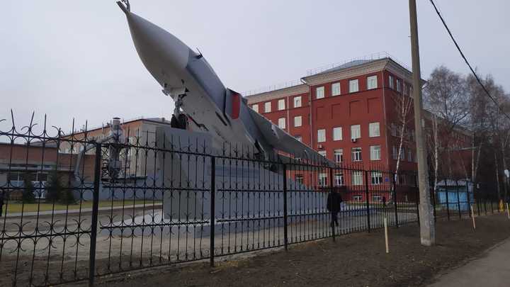 Перед зданием НГТУ установили бомбардировщик Су-24