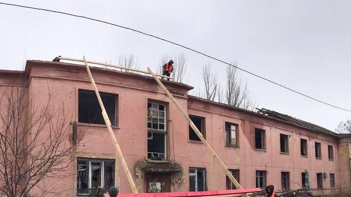 Свыше 200 сочинских специалистов восстанавливают разрушенные от обстрелов дома в ДНР и ЛНР