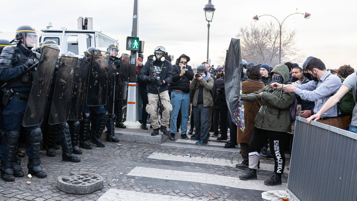 Во Франции во время протестов исполнили песню на мотив русской Катюши