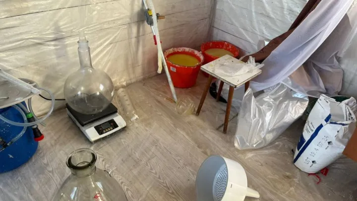 Безработный новосибирец устроил на даче нарколабораторию, чтобы варить мефедрон