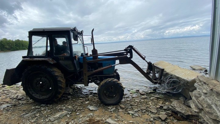 Проход на берег озера Увильды закрыли от отдыхающих воротами.