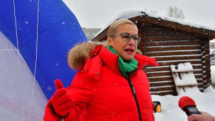 Вице-мэр Новосибирска неудачно упала на самом длинном катке России