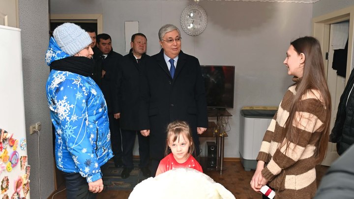 Токаев ехал в Рудный на порыв теплотрассы, а попал в гости с белым медведем