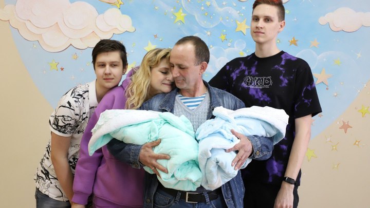 Из самарского перинатального центра выписали многодетную маму с двойней