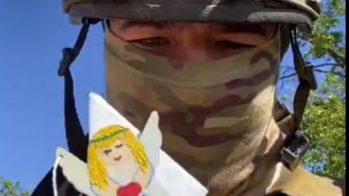 Боец СВО носит собой оберег в виде ангела от школьницы из Забайкалья
