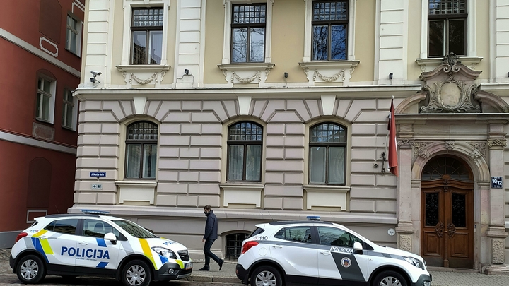 Тела украинки и русского обнаружили полицейские в квартире дома Варшавы