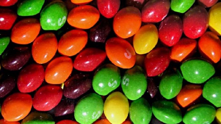 Информацию о яде в драже Skittles эксперт назвала раздутой паникой