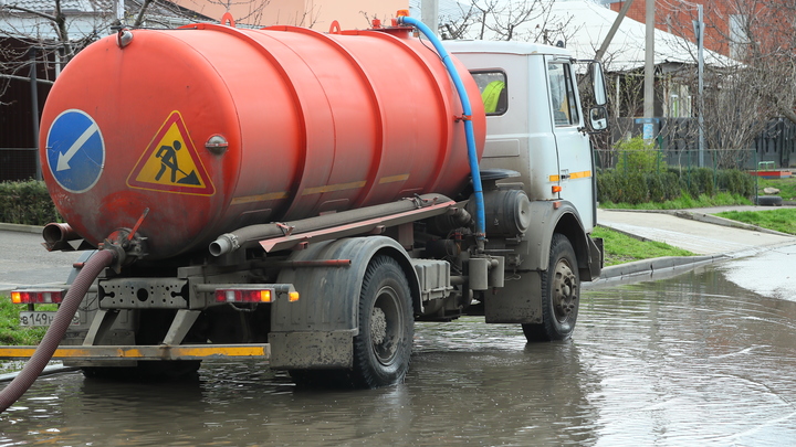 Водооткачивающая техника работает на улицах Краснодара