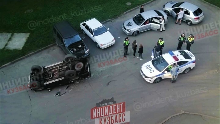 Соцсети: пьяные школьники в Кемерове во время ухода от погони перевернули машину