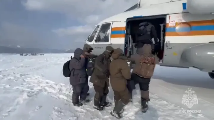 Сотрудники МЧС спасли 170 рыбаков с отколовшейся льдины в Охотском море