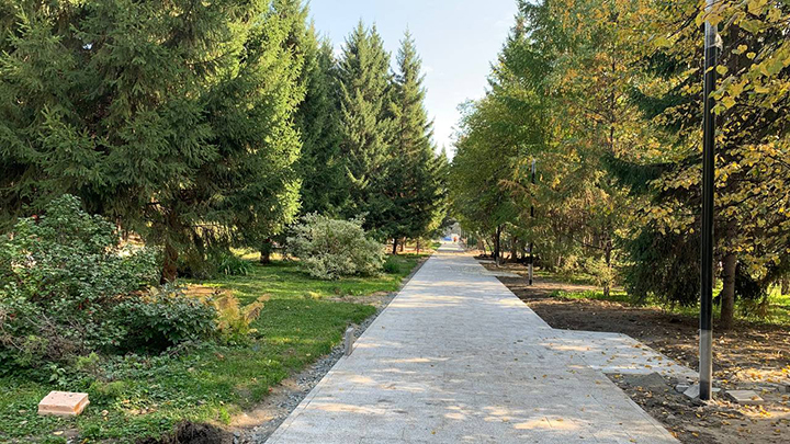 Тротуар возле Первомайского сквера в Новосибирске закрыли на ремонт