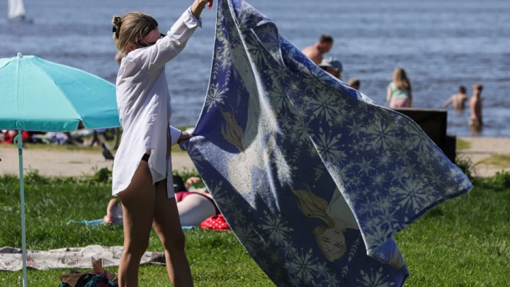 Русских предупредили о штрафах за загар. Юрист объяснил, кому грозят неприятности