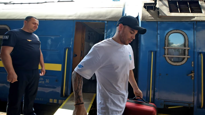 Киев приостановил железнодорожное сообщение с Донбассом