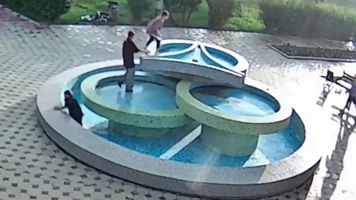 Молодые вандалки в Краснокаменске повредили новенький городской фонтан