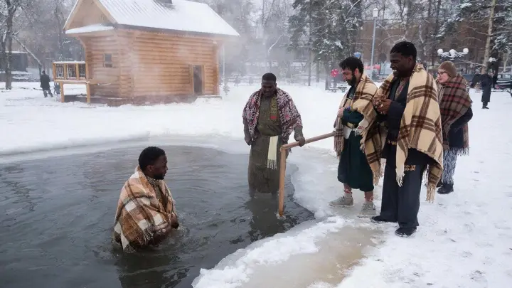 Сергей из Самары окунул африканцев в прорубь: Бедолаги забыли, как креститься