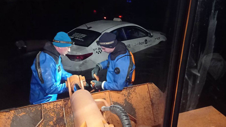 В Самаре автомобиль такси унесло в реку