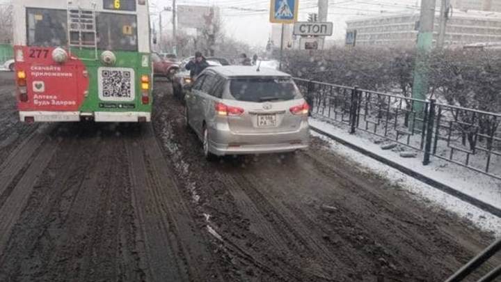 В Чите пассажирам троллейбуса пришлось толкать его чтобы продолжить движение