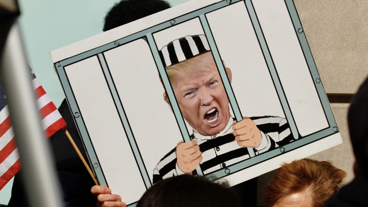 Трамп арестован. Нейросеть показала, как теперь могут выглядеть будни экс-президента США